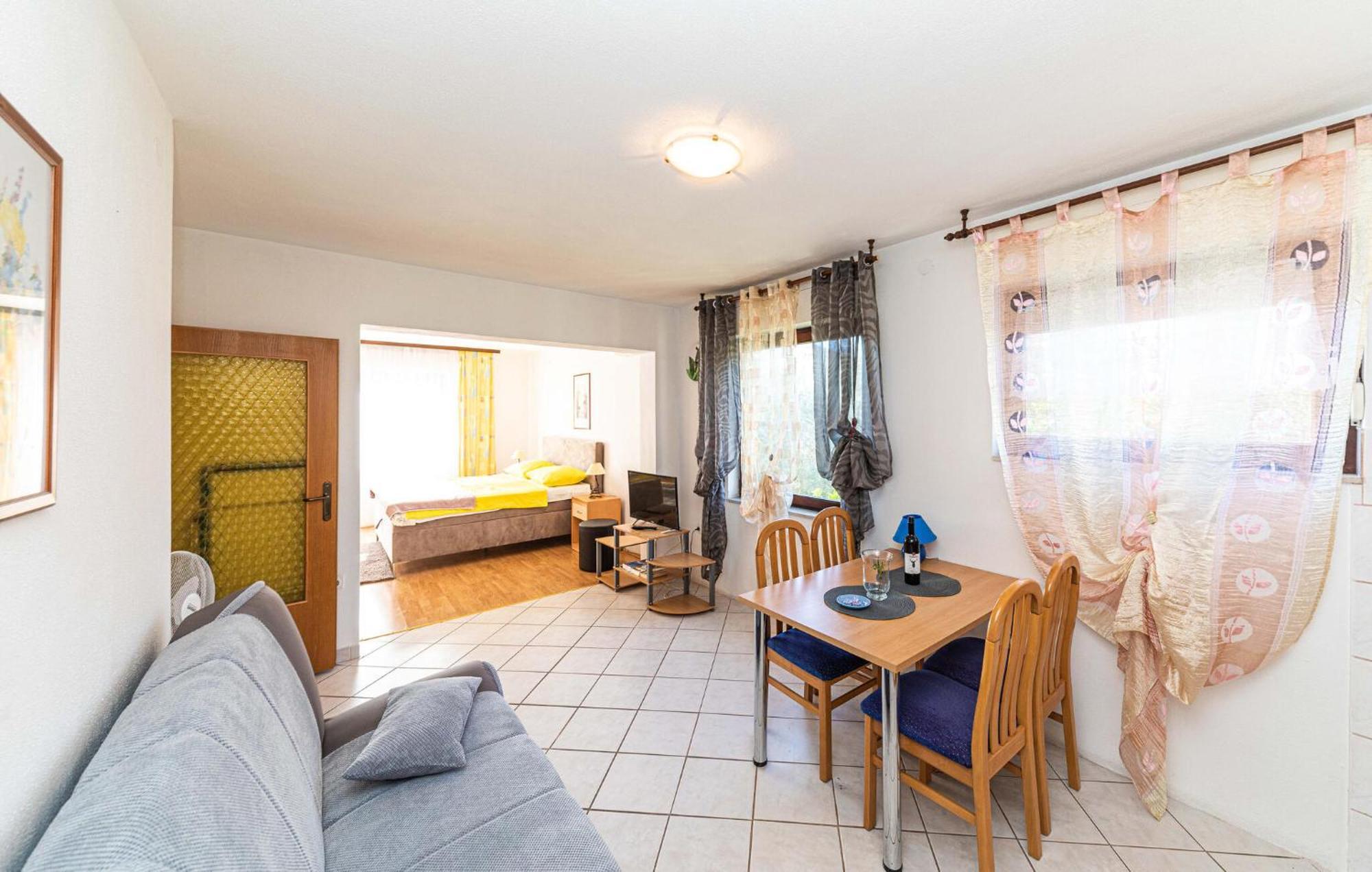 1 Bedroom Amazing Apartment In Kastel Kambelovac Kaštela エクステリア 写真